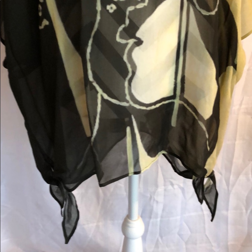 Awesome “face” blouse - Picture 2 of 6